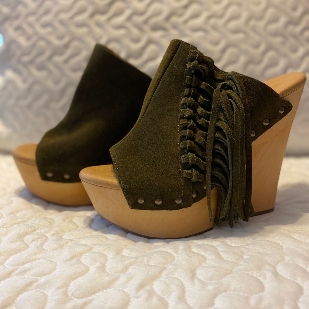 Never worn Mojo Moxy Fringe Shoes